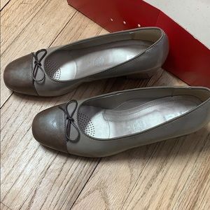 🆕 Ara brown two tone heels with bow size 7